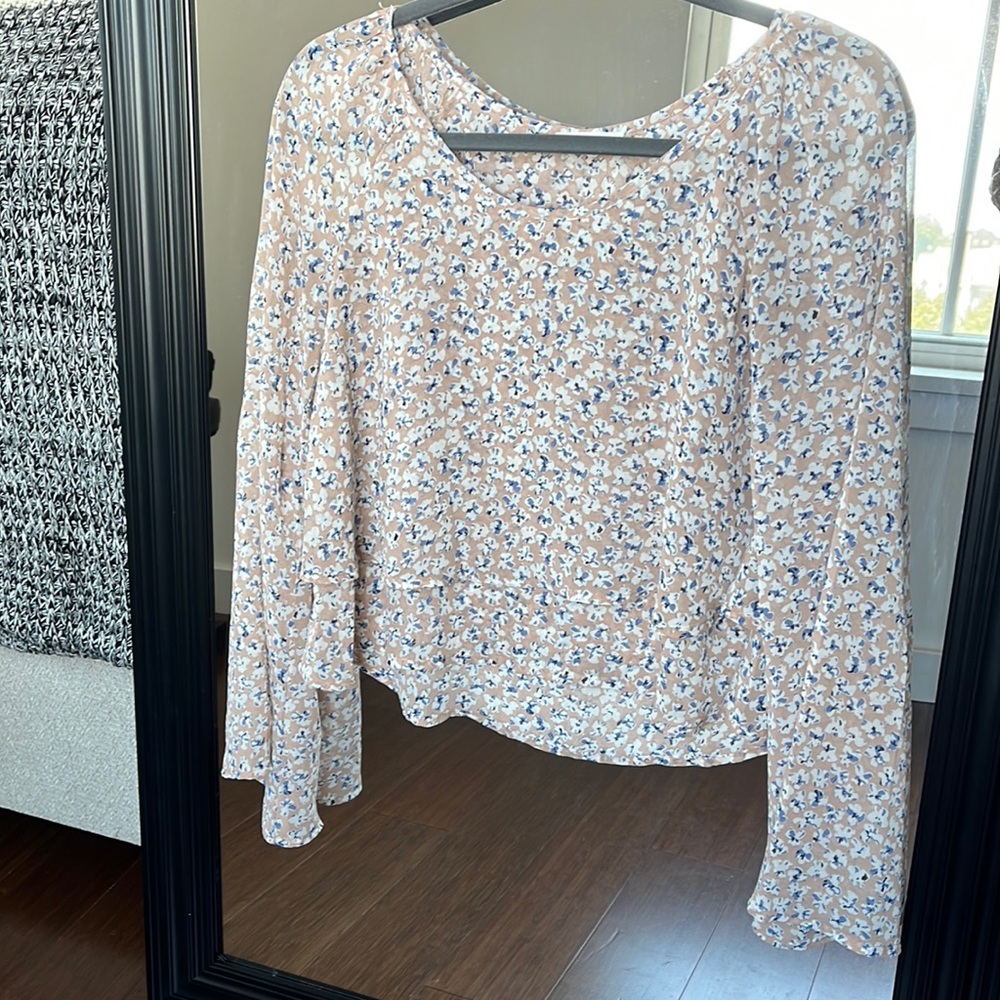 Bell sleeve ruffle floral blouse 💕💙🦋🌸